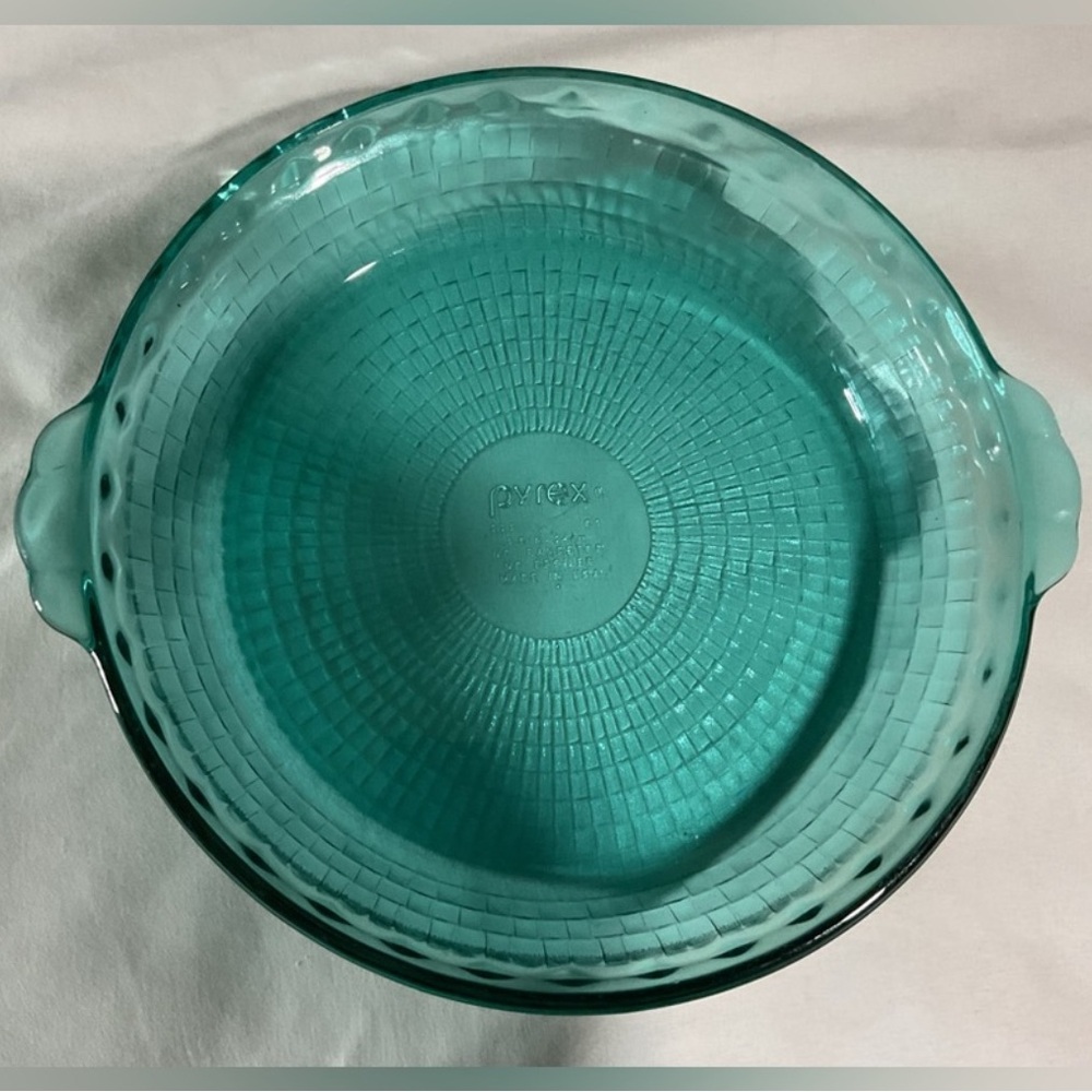 Vintage Pyrex Peacock Teal
Turquoise Basketweave 9.5" Pie Dish Baking Plate